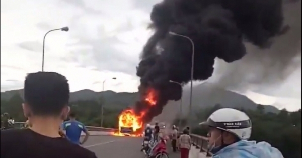 Thừa Thiên Huế: Xe khách đang lưu thông đột ngột bốc cháy trên cầu Tuần