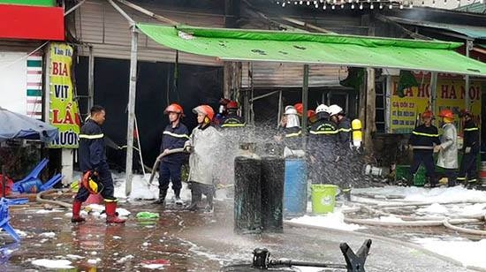 Hà Nội: Quán bia cháy trong mưa, nghi có một người tử vong