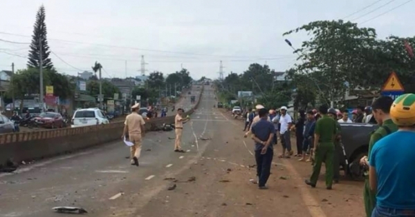Đắk Lắk: Xe ô tô bán tải tông liên hoàn xe máy, 3 người thương vong