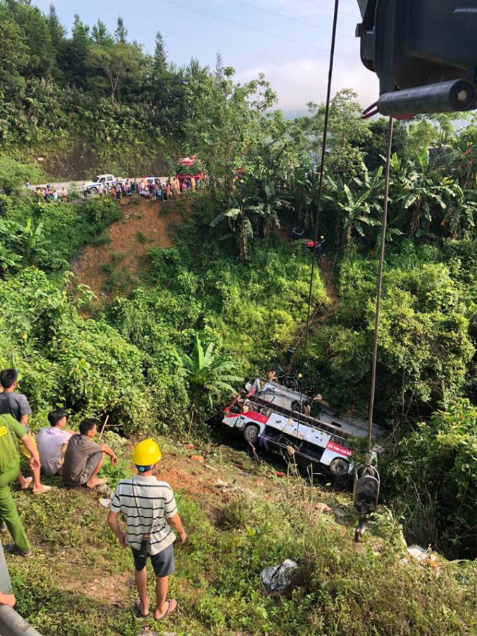 Cận cảnh nơi xe kh&aacute;ch rơi xuống vực khiến 18 người thương vong tại Cao Bằng