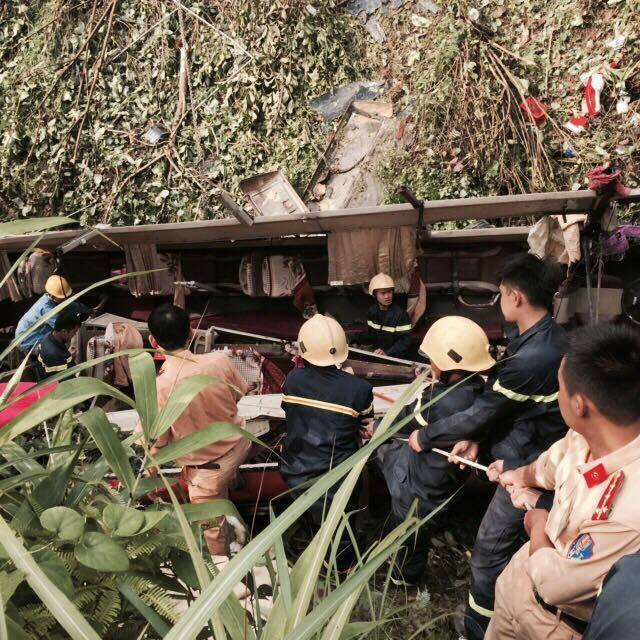 Cận cảnh nơi xe kh&aacute;ch rơi xuống vực khiến 18 người thương vong tại Cao Bằng
