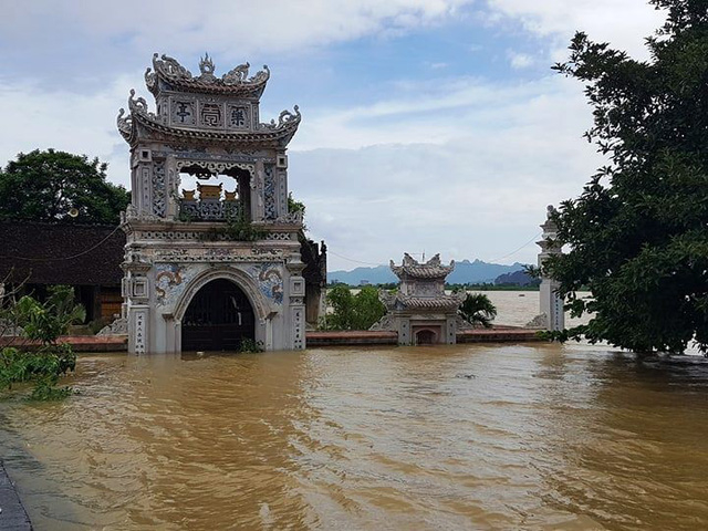 Bộ trưởng Nguyễn Xu&acirc;n Cường kiểm tra t&igrave;nh h&igrave;nh mưa lũ tại Ninh B&igrave;nh