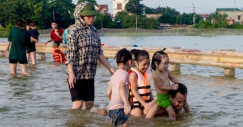 Hà Nội: Sau 2 ngày ngập úng, tỉnh lộ 421B vẫn trở thành "bãi tắm" sầm uất