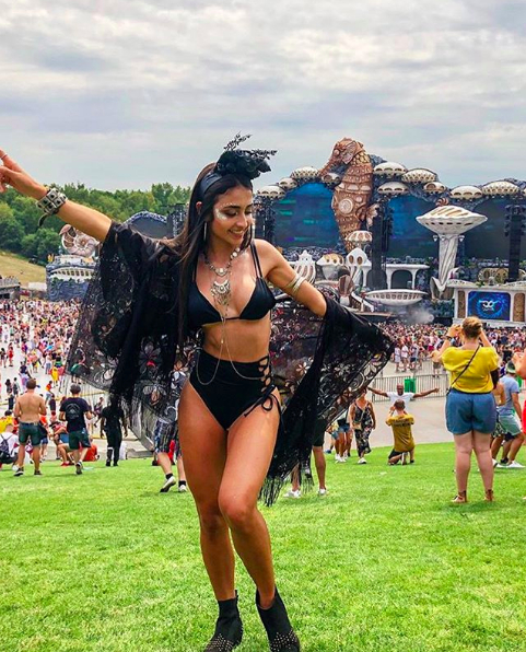 Ngắm nh&igrave;n d&agrave;n hotgirl đến từ khắp nơi tr&ecirc;n thế giới đang hội tụ về Tomorrowland 2018