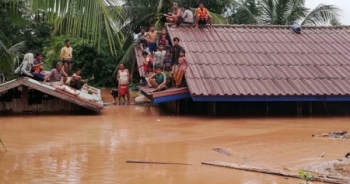Clip: Vỡ đập thủy điện Lào, người dân lên mái nhà tránh lũ