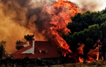 Hiện trường "bão lửa" ở Hy Lạp, bầu trười bao phủ một màu cam