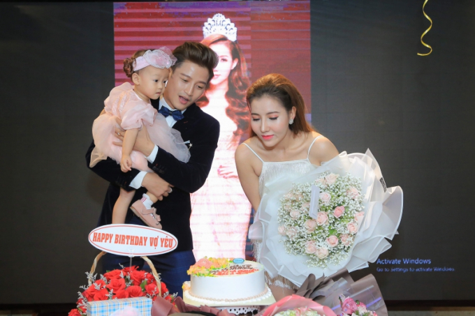 Vợ chồng ca sĩ Minh Qu&acirc;n - &Aacute; hậu Thanh Tuyền hạnh ph&uacute;c tổ chức sinh nhật chung
