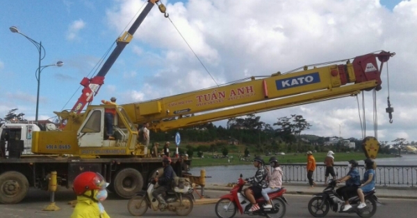 Lâm Đồng: Xe tải bất ngờ lao xuống hồ Xuân Hương