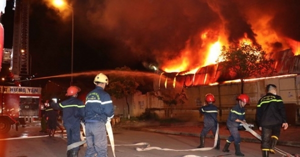 Cháy lớn tại Công ty CP nhựa Hưng Yên lan sang chợ Gạo làm nhiều tài sản bị thiêu rụi