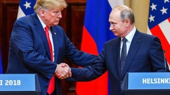 Tổng thống Trump hoãn gặp lần hai với ông Putin giữa “tâm bão” chỉ trích