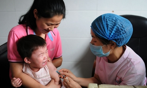 Em b&eacute; được ti&ecirc;m vaccine ở Quảng T&acirc;y, Trung Quốc ng&agrave;y 24/7. Ảnh:&nbsp;AFP.