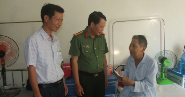 Công an tỉnh Thừa Thiên Huế thăm hỏi và tặng quà các gia đình chính sách