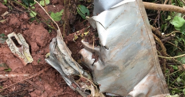Rơi máy bay ở Nghệ An: Dù và nhiều mảnh vỡ máy bay được tìm thấy
