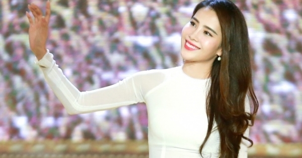 Nam Em hát 3 thứ tiếng trong đêm tiệc chào đón 50 thí sinh Hoa hậu quốc tế