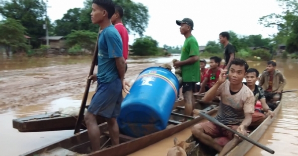 Vỡ đập thủy điện ở Lào: Lực cứu hộ đưa người dân ra khỏi vùng ngập