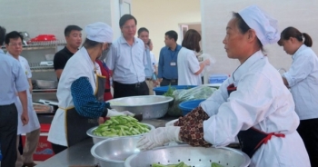 Bất ngờ kiểm tra, phát hiện bếp ăn tập thể bệnh viện ở Hà Nội vi phạm đủ thứ