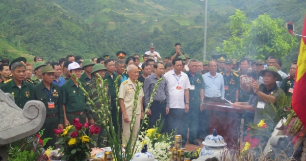 Hà Giang: Bàn giao đài hương tưởng niệm các anh hùng liệt sĩ tại điểm cao 468