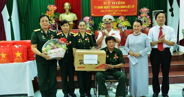 Đoàn Phật tử chùa Quán Sứ thăm và tặng quà tại Trung tâm Điều dưỡng Thương binh Hà Nam