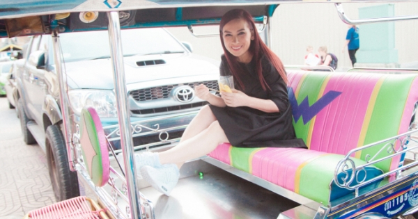 Phi Nhung giản dị đi thuyền và xe tuk tuk đi quay và chụp hình quảng cáo tại Thái Lan