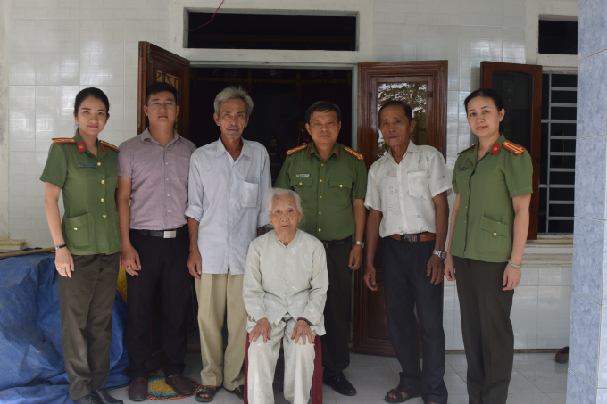 Ph&ograve;ng C&ocirc;ng t&aacute;c ch&iacute;nh trị thăm Mẹ VNAH tại Phong Sơn, Phong Điền