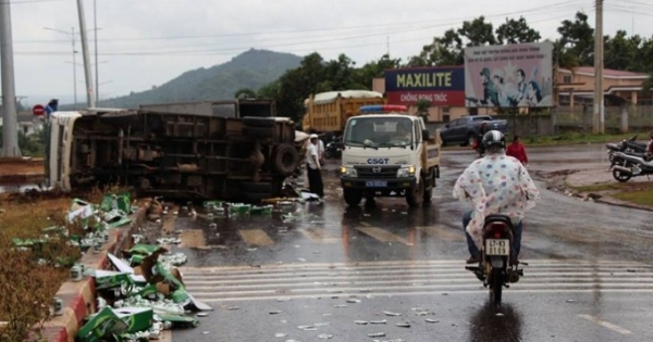 Đắk Lắk: Va chạm giao thông với xe chở bia, nhiều lon bia rơi vãi ra đường