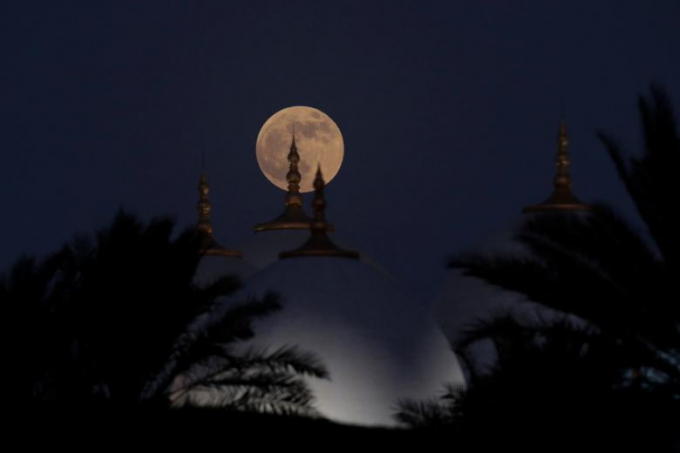 Hiện tượng trăng m&aacute;u ở&nbsp;Abu Dhabi, United Arab Emirates.&nbsp;