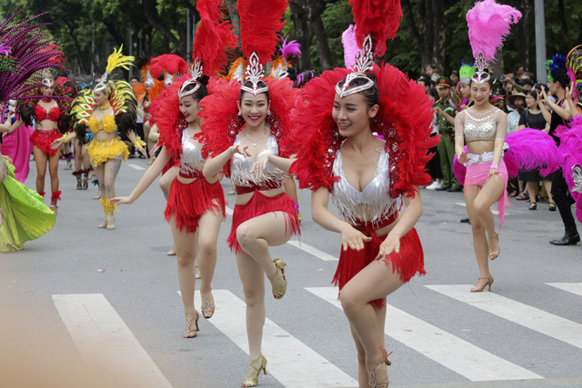 Những vũ c&ocirc;ng xinh đẹp trong trang phục m&agrave;u sắc của vũ hội carnival.