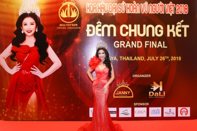 Hoa hậu Janny Thủy Trần rạng rỡ trong đ&ecirc;m chung kết cuộc thi tại Th&aacute;i Lan.