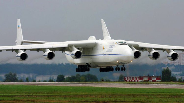Antonov An-225 Mriya l&agrave; m&aacute;y bay được ph&aacute;t triển v&agrave;o những năm 1980 để chuy&ecirc;n chở c&aacute;c t&agrave;u vũ trụ của Li&ecirc;n X&ocirc;. Khi chương tr&igrave;nh t&agrave;u con thoi kết th&uacute;c, n&oacute; trở th&agrave;nh m&aacute;y bay vận tải lớn nhất thế giới. An-225 nặng 285 tấn, d&agrave;i 84 m, sải c&aacute;nh 88,4 m, lần đầu cất c&aacute;nh v&agrave;o năm 1988. Chỉ c&oacute; một chiếc An-225 duy nhất được chế tạo trong lịch sử. Mriya hiện vẫn l&agrave; m&aacute;y bay nặng nhất thế giới v&agrave; m&aacute;y bay lớn nhất thế giới hiện vẫn đang hoạt động. (Ảnh: Wikipedia)