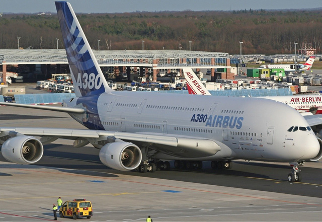 Airbus A380-800 được mệnh danh l&agrave; &ldquo;kh&aacute;ch sạn bay&rdquo; v&igrave; k&iacute;ch thước &ldquo;khủng&rdquo; với một m&aacute;y bay thương mại. A380-800 nặng 277 tấn, d&agrave;i gần 73 m, sải c&aacute;nh gần 80 m v&agrave; thực hiện chuyến bay đầu ti&ecirc;n v&agrave;o năm 2005. Chiếc A380-800 c&oacute; tầm bay xa cực đại 15.700 km. M&aacute;y bay được trang bị nội thất hiện đại, sang trọng, đẳng cấp nhưng do k&iacute;ch thước qu&aacute; lớn v&agrave; gi&aacute; cao n&ecirc;n c&aacute;c h&atilde;ng h&agrave;ng kh&ocirc;ng kh&ocirc;ng mấy &ldquo;mặn m&agrave;&rdquo; với d&ograve;ng m&aacute;y bay n&agrave;y. (Ảnh: Airbus)