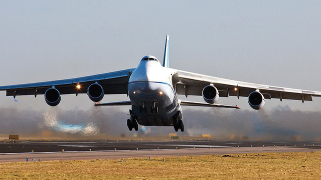 Antonov An-124 hiện l&agrave; m&aacute;y bay qu&acirc;n sự lớn nhất thế giới. M&aacute;y bay n&agrave;y nặng 175 tấn, d&agrave;i gần 69 m, sải c&aacute;nh 73,3 m, lần đầu cất c&aacute;nh năm 1982. Hiện &ldquo;chim sắt&rdquo; n&agrave;y thuộc bi&ecirc;n chế kh&ocirc;ng qu&acirc;n Nga. (Ảnh: Wikimedia)