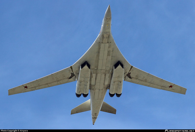Tupolev Tu-160 l&agrave; m&aacute;y bay n&eacute;m bom chiến lược c&oacute; từ thời Li&ecirc;n X&ocirc;. Tu-160 nặng 110 tấn, d&agrave;i 54 m, sải cảnh 56 m, lần đầu bay v&agrave;o năm 1981. Hiện Tu-160 vẫn đang phục vụ trong bi&ecirc;n chế qu&acirc;n đội Nga. (Ảnh: Plane Spotters)