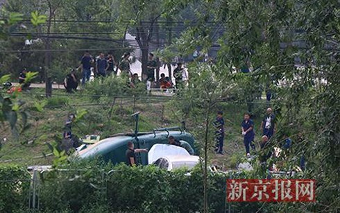 Hiện trường vụ rơi m&aacute;y bay trực thăng ở Bắc Kinh ng&agrave;y 30/7&nbsp;(Ảnh: Twitter People's Daily).