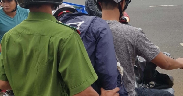 Lâm Đồng: Phát hiện tên trộm xe máy, một người đàn ông quật ngã đối tượng giữa đường
