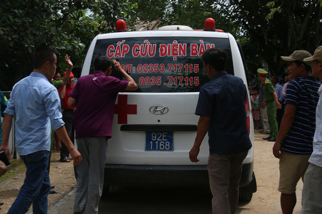 Những chiếc xe cứu thương từ Quảng Nam, Đ&agrave; Nẵng lần lượt đưa 12 người con Lương Điền về qu&ecirc; nh&agrave;.