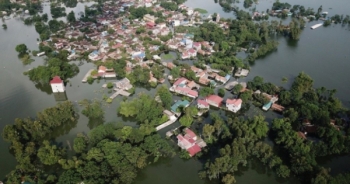 Flycam: Toàn cảnh xã ngoại thành Hà Nội chìm trong biển nước