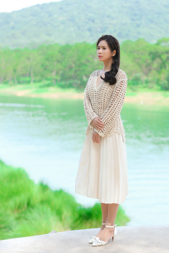 Bella Mai vào vai Thảo Minh – cô bạn thanh mai trúc mã của nam chính Khải Phong (do diễn viên Tuấn Trần đóng).