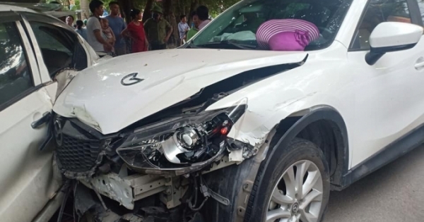 Xe ôtô Mazda mất lái gây tai nạn liên hoàn tại đường 70