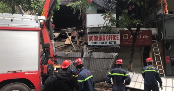 Sập nhà số 56 phố Hàng Bông: Biển quảng cáo mới sửa lại, có thể là nguyên nhân kéo sập tầng 2