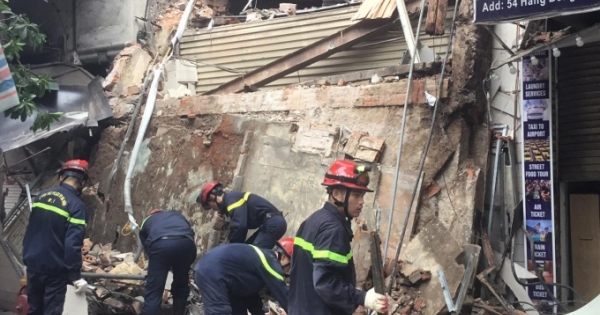 Mới nhất vụ việc sập nhà số 56 Hàng Bông: Hàng xóm nói có sửa chữa, Phường nói không!