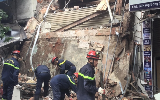 Mới nhất vụ việc sập nhà số 56 Hàng Bông: Hàng xóm nói có sửa chữa, Phường nói không!