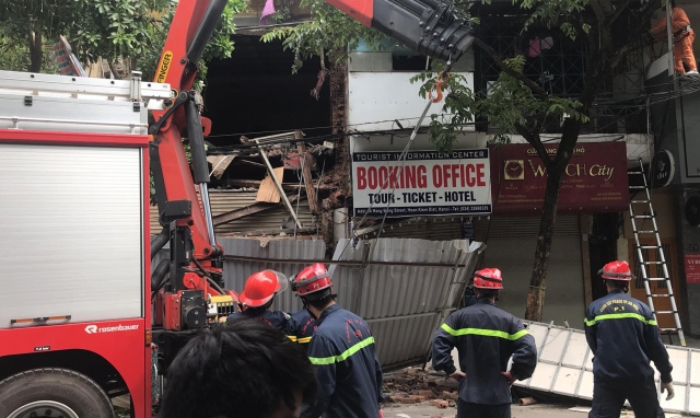 PHOTO - Sập nhà số 56 Hàng Bông: Lực lượng chức năng đang tháo dỡ toàn bộ ngôi nhà