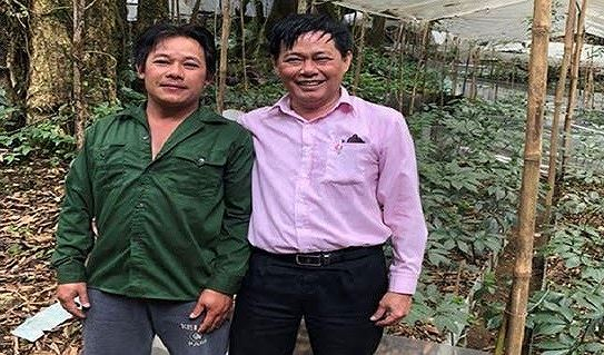 Tổ trưởng Tổ tiết kiệm và vay vốn Nguyễn Văn Lượng (trái) chia sẻ cùng Đoàn công tác của NHCSXH tỉnh Quảng Nam bên vườn sâm của gia đình