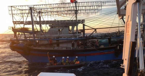 Thợ lặn tiếp cận hiện trường tìm kiếm 9 ngư dân mất tích trong gió giật cấp 5