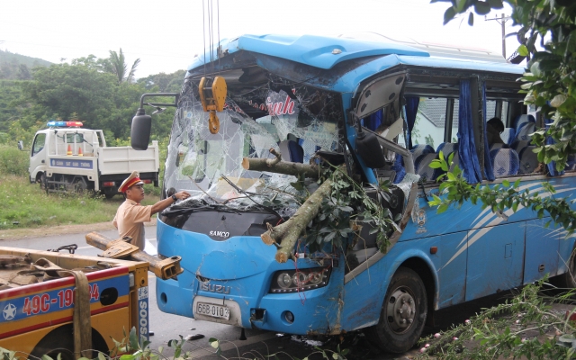 Lâm Đồng: Xe khách va chạm với xe máy rồi lao vào gốc cây bên đường