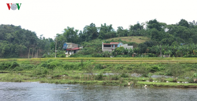 ần 50 hộ dân hai thôn Quan Nưa, Bản Giềng xã Dương Quang, thành phố Bắc Kạn được cấp giấy chứng nhận quyền sử dụng đất chồng lấn vào diện tích do Lâm trường Bạch Thông quản lý.