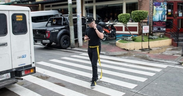 Philipines: Baguio cấm sử dụng thiết bị điện tử khi đi bộ trên phố