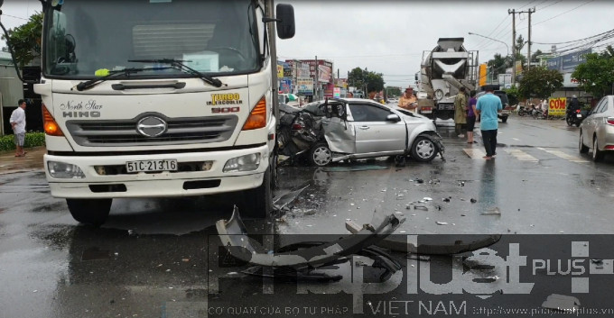 Vụ tai nạn khiến 1 tài xế bị thương