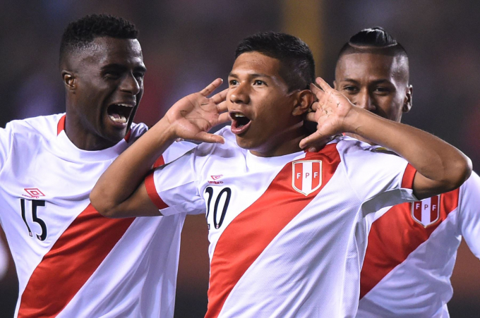 Peru giành quyền vào chung kết bằng chiến thắng thuyết phục trước Chile.