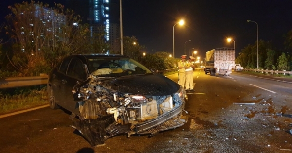 Hà Nội: Ô tô 5 chỗ nát bét đầu sau cú đâm xe tải trên đại lộ Thăng Long
